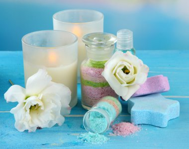 mavi zemin üzerine cam şişelerde aromalı tuzları ile kompozisyon