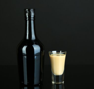 Baileys Likör şişesi ve cam üzerine siyah izole