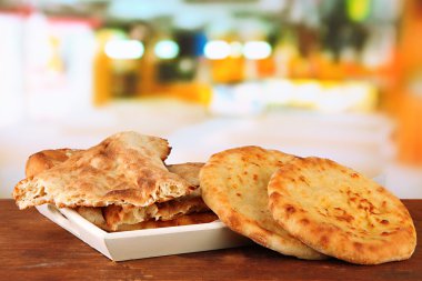 Pita ekmekler parlak zemin üzerine masada tepsi