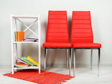 modern renkli sandalyeler, ahşap stand, duvar fon üzerine kitap ile güzel iç