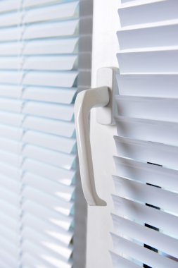 Beyaz kanepe ile pencere kapatmak