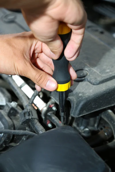 Ręka z śrubokręt. Auto mechanik naprawy samochodu — Zdjęcie stockowe