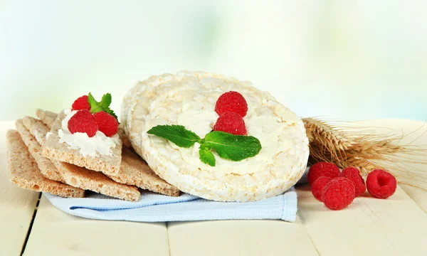 Вкусный хрустящий хлеб с ягодами на белом столе — стоковое фото