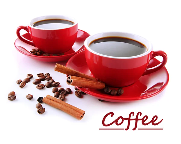 Röd koppar starkt kaffe och kaffebönor isolerad på vit — Stockfoto