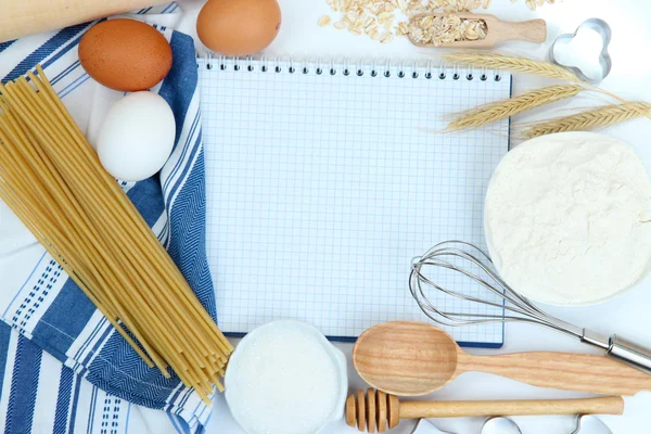 Matlagning koncept. grundläggande bakning ingredienser och köksredskap närbild — Stockfoto