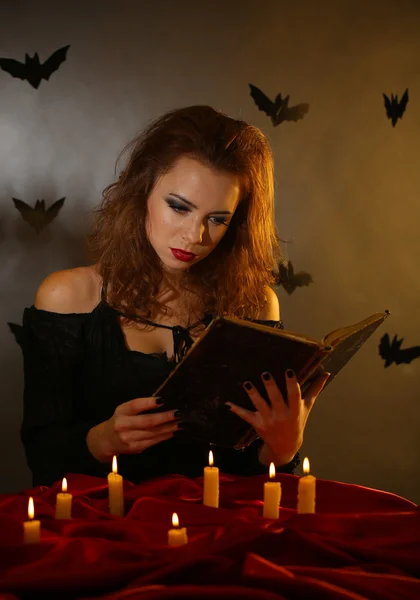 Bruja de Halloween sobre fondo oscuro — Foto de Stock