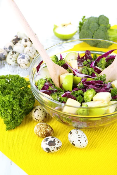 Salade de légumes frais dans un bol isolé sur blanc — Photo