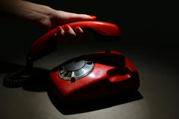 Röd retro telefon på mörk färgbakgrund — Stockfoto