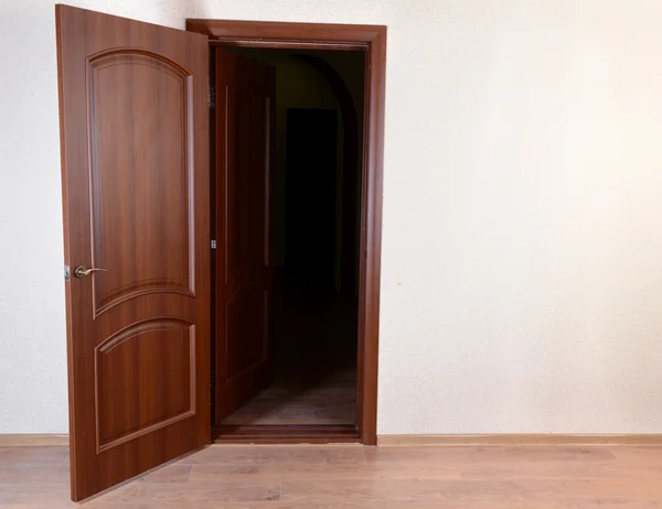 Double doors in empty room — Stock Photo, Image