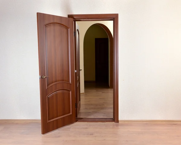 Open door in empty room — Stock Photo, Image