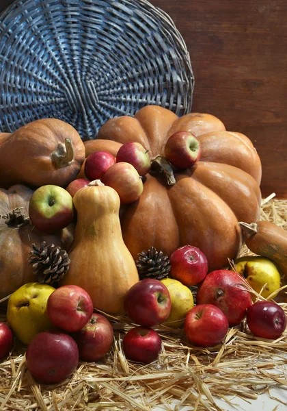 Composição de outono de frutas e abóboras em palha em fundo de madeira — Fotografia de Stock