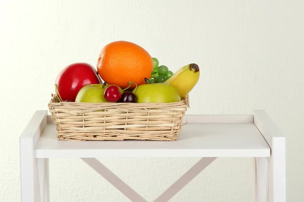 Fruta en estante blanco sobre fondo de pared gris —  Fotos de Stock