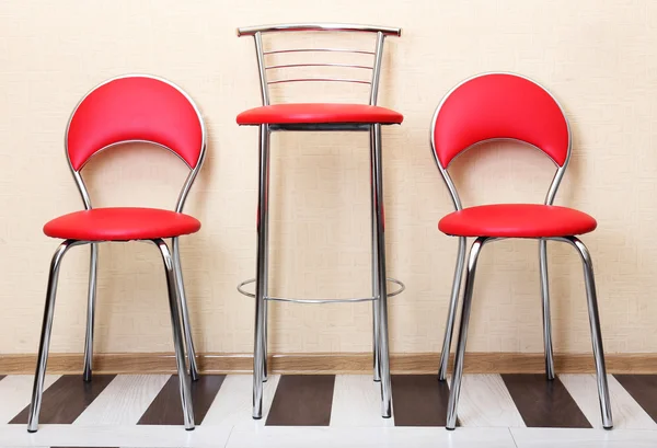 Bel intérieur avec des chaises modernes en cuir sur plancher de bois — Photo