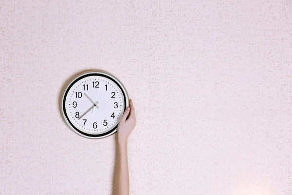 Reloj sobre fondo de pared — Foto de Stock