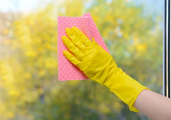 Mani con finestra di pulizia tovaglioli — Foto Stock