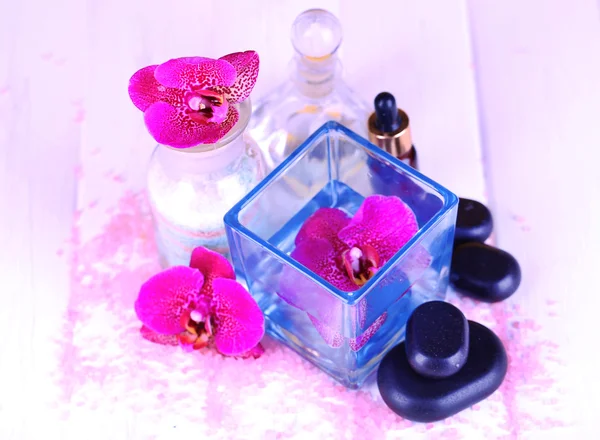 Bela configuração de spa com orquídea em mesa de madeira branca close-up — Fotografia de Stock
