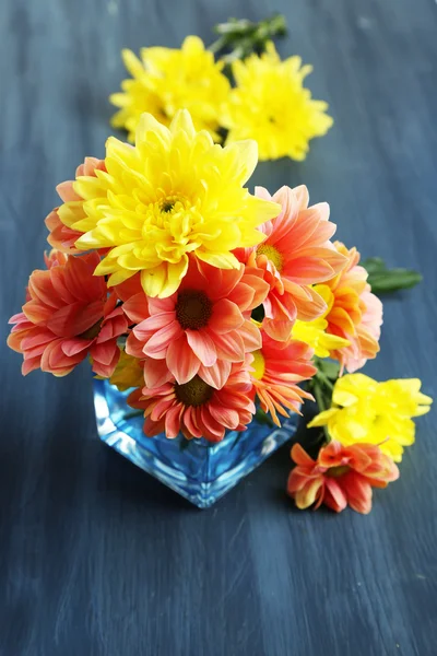 Chrysanthemenblüten in Vase auf Holztisch in Großaufnahme — Stockfoto