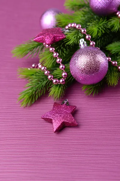 Рождественские шары на елке, на цветном фоне — стоковое фото