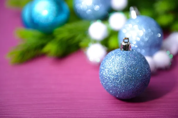 Karácsonyi labdák a fenyő, a háttér színét — Stock Fotó