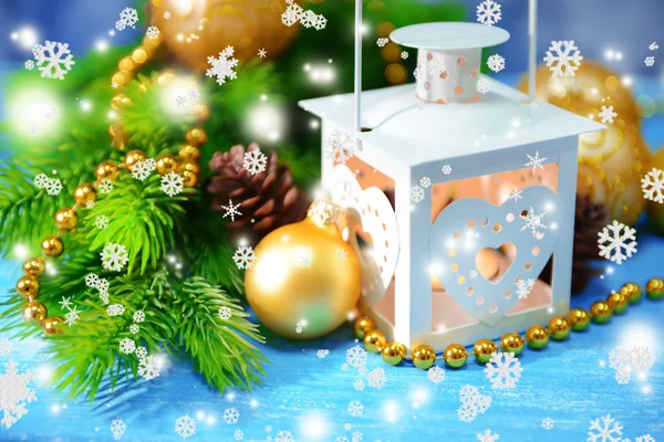 Jul lykta, fir tree och dekorationer på ljus bakgrund — Stockfoto