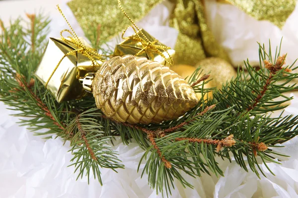 Adornos de Navidad en abeto de cerca — Foto de Stock