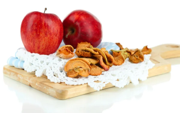 Sušená jablka a Čerstvá jablka, na prkénku izolované na bílém — Stock fotografie