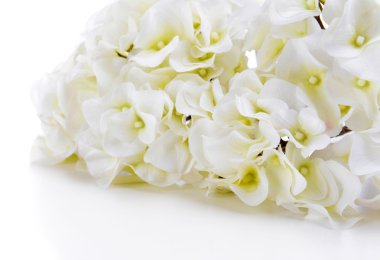 buket üzerinde beyaz izole güzel yapay çiçek