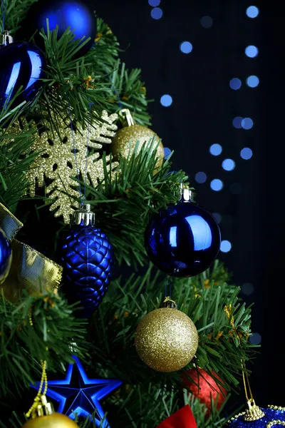 Juguetes en el árbol de Navidad en el fondo luces de Navidad —  Fotos de Stock