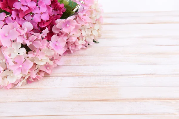 Boeket van mooie kunstbloemen, op een houten achtergrond kleur — Stockfoto