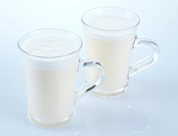 Tasses de lait de poule isolées sur blanc — Photo