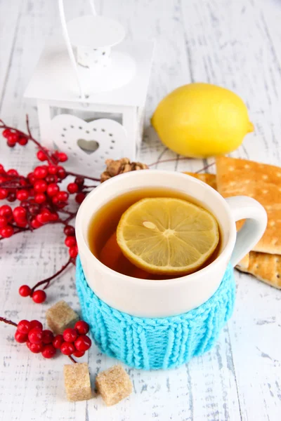 Taza de té con limón de cerca —  Fotos de Stock