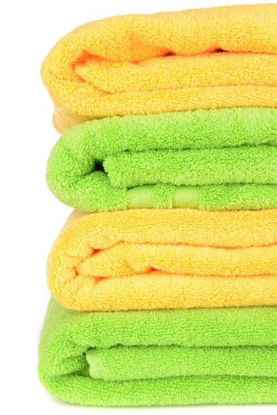 Helle Handtücher isoliert auf weiß — Stockfoto