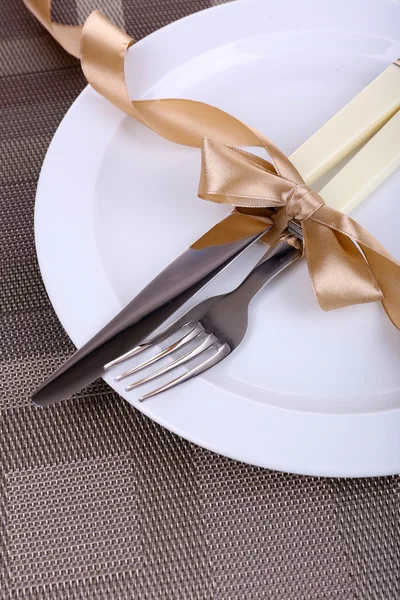 Kniv och gaffel på tabell närbild — Stockfoto