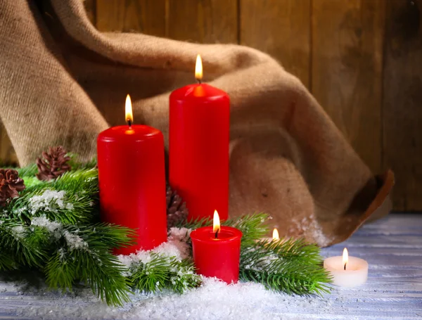 Bougies et décoration de Noël sur fond en bois — Photo