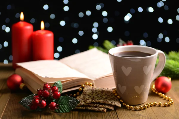 Composição do livro com xícara de café e decorações de Natal na mesa no fundo escuro — Fotografia de Stock