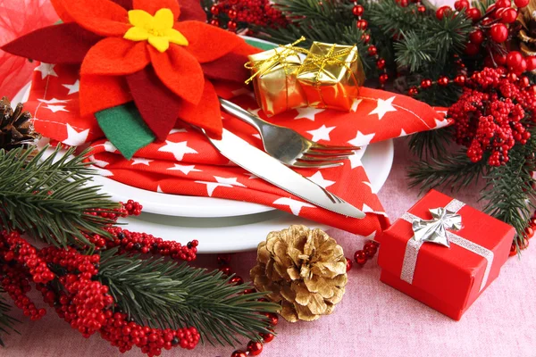 Boże Narodzenie tabeli ustawienia z świąteczne dekoracje z bliska — Zdjęcie stockowe
