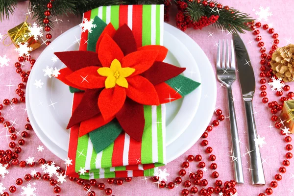 Mesa de Navidad con decoraciones festivas de cerca — Foto de Stock