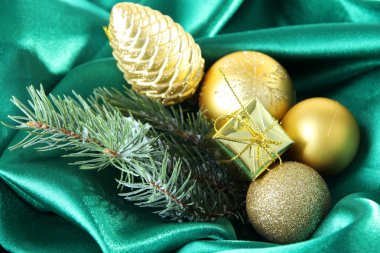 Yeşil saten kumaş üzerinde güzel bir Noel dekor