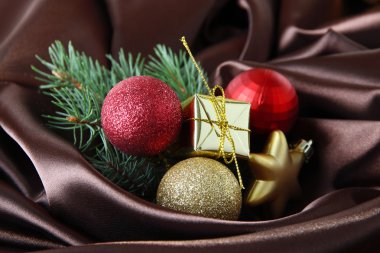 kahverengi saten kumaş üzerinde güzel bir Noel dekor