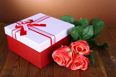 güzel hediye kutusu ile masaya kahverengi zemin çiçek