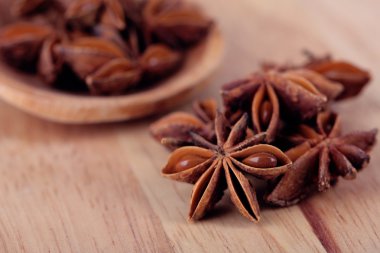 yıldız anason, tahta kaşık, ahşap zemin üzerinde