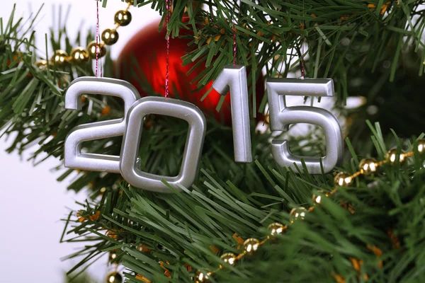 2015 hänga på julgran närbild isolerad på vit — Stockfoto