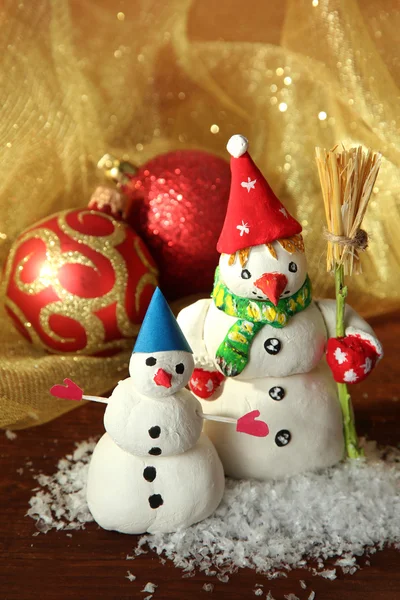 Bonitos bonecos de neve e decoração de Natal, em fundo brilhante — Fotografia de Stock