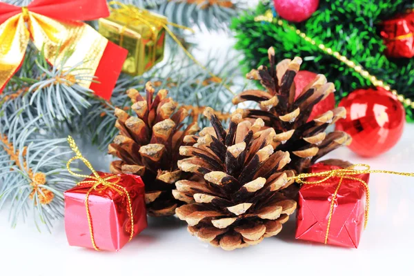 Kerstdecoratie met pine kegels close-up — Stockfoto