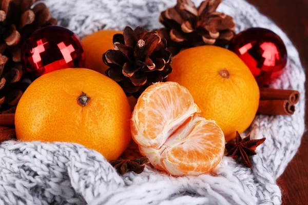 Vánoční mandarinky a vánoční hračky na pletenou šálu detail — Stock fotografie