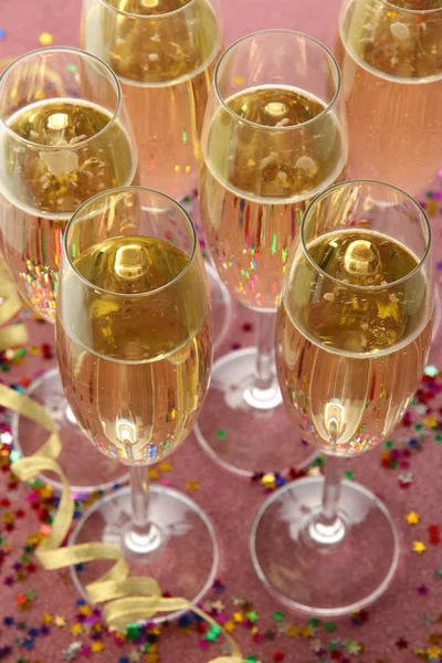 Vasos con champán sobre fondo brillante —  Fotos de Stock