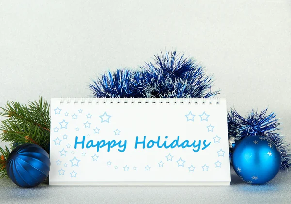 Календарь с поздравлениями, новогодний декор и елка на светлом фоне — стоковое фото