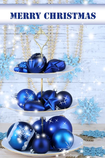 圣诞装饰品在甜点上的坚持色彩木制背景 — 图库照片