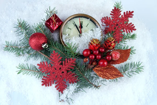 时钟与冷杉枝和圣诞装饰品雪下的关闭 — 图库照片