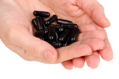 aktif kömür üzerine beyaz izole ellerinde